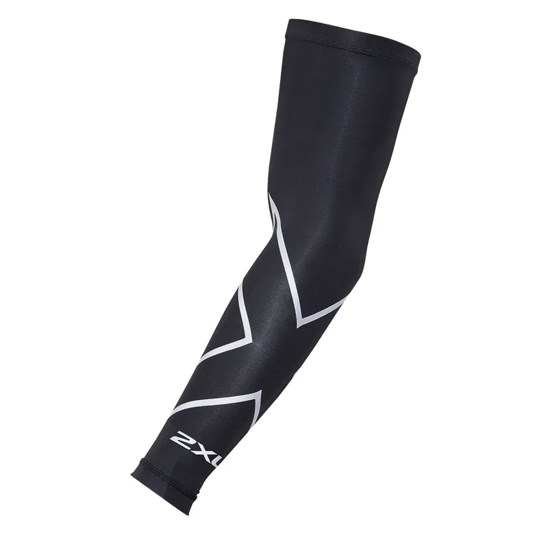 2XU Compression Arm Guard (Single) Black/Silver Snabb leverans
