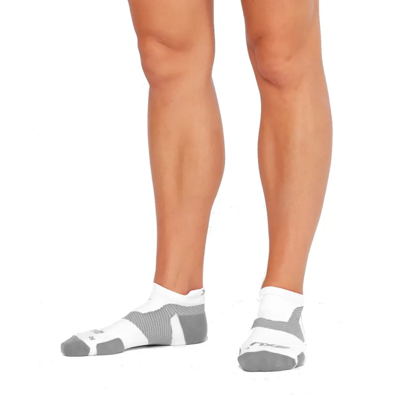 2XU Vectr Light Cushion No Show Sock White/Grey Begränsat erbjudande